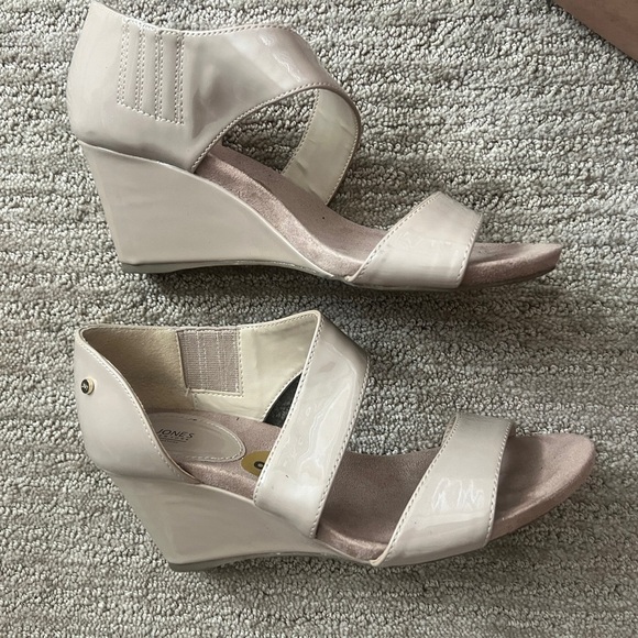 Jones New York Cream Wedge Sandals with Modern Design - Picture 4 of 7